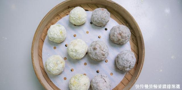 玉米面菜团子，不和面，不揉面，滚一滚就下锅，减肥也能管饱吃