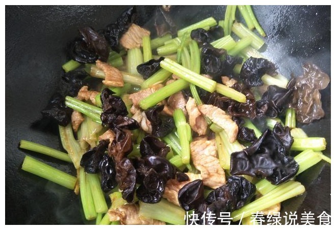 炒芹菜时,到底需不需要焯水很多人做错了,难怪芹菜难吃还塞牙