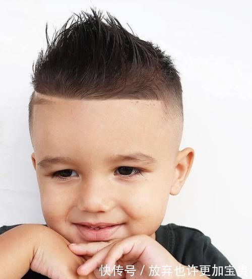 头顶|10款小男孩发型推荐,越剪越有型,给你儿子选一款吧