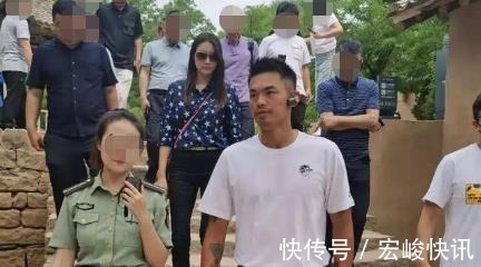 出游|林丹一家六口出游，夫妻俩表情淡漠，4岁儿子已长到爸爸腰部