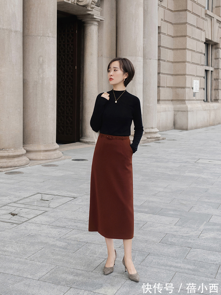 小姐姐|秋天建议30+女性多穿“黑色针织衫”,搭配半身裙,优雅到骨子里