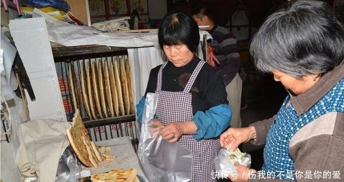 老婆婆卖大饼几十年,给孩子买房又买车