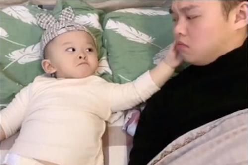 宝宝|因呼噜声太大,宝爸被亲生儿子当场“报复”,宝妈在一旁乐坏了