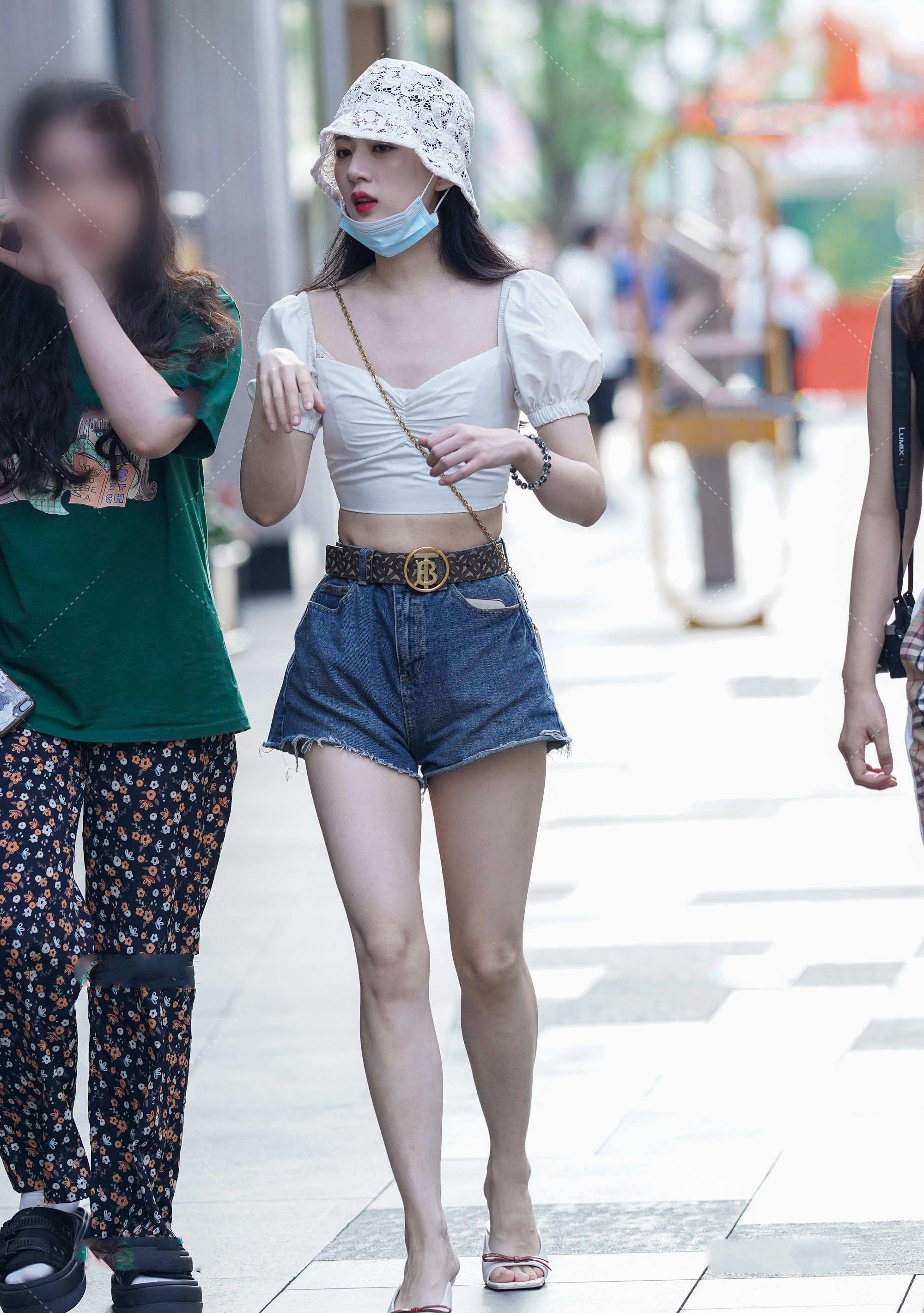 泡泡袖|泡泡袖上衣搭配牛仔短裤，独特设计的镂空帽，韩范儿十足超有气质