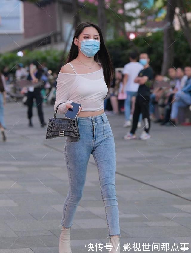 穿搭 初秋最唯美的穿搭,半透明露单肩小衫配紧身牛仔裤,美出了女神范!