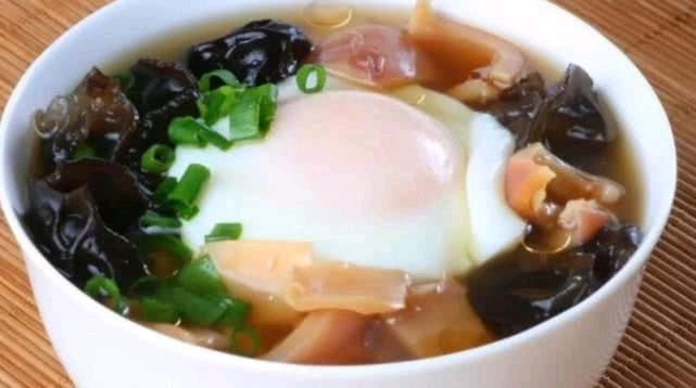 勺子|直接在锅下煮《荷包蛋》是个大错误,多加这一步,鸡蛋圆嫩不散花