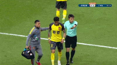 石笑天|杨立瑜世界波!中超:广州队2-0十人亚泰 张琳芃伤退