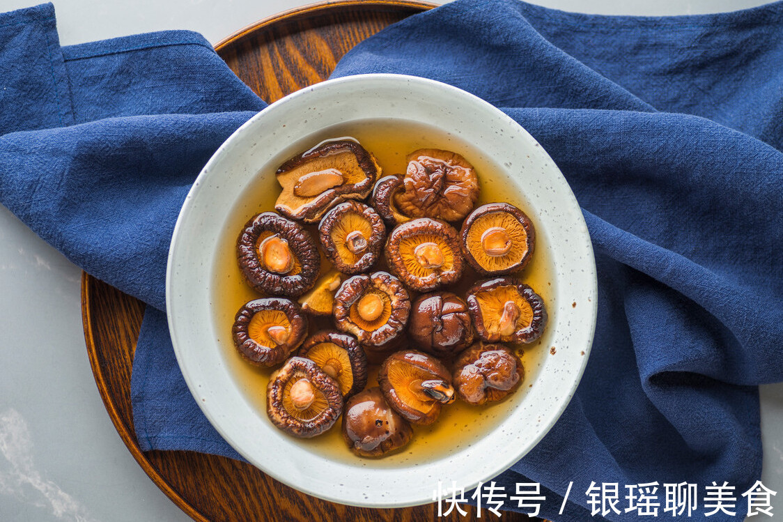 凉水|泡发干香菇，用凉水还是热水教你一招，泡发速度快，营养不流失