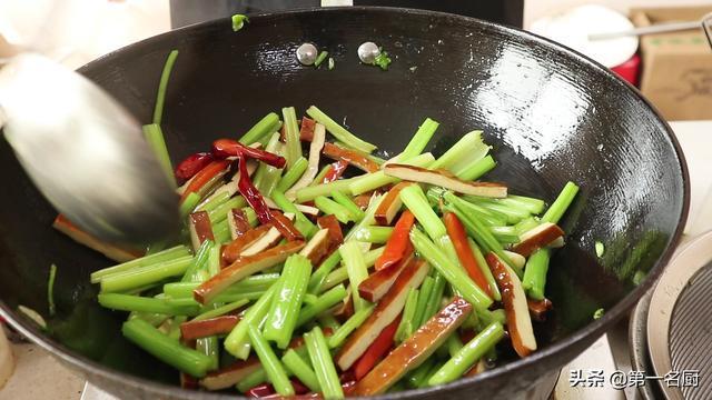 这才是芹菜炒香干最好吃的做法,芹菜爽脆香干嫩,原来是这样做的