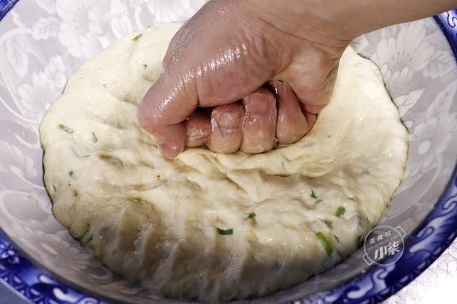  葱油饼|葱油饼的正确做法，不揉面不擀面，蓬松不油腻，比油条简单还好吃