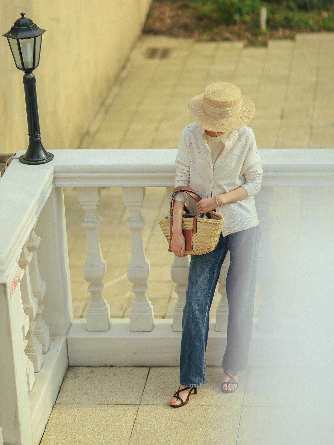 搭配|日常不用穿得太花哨,T恤搭配牛仔裤,法式穿搭依然能成为焦点