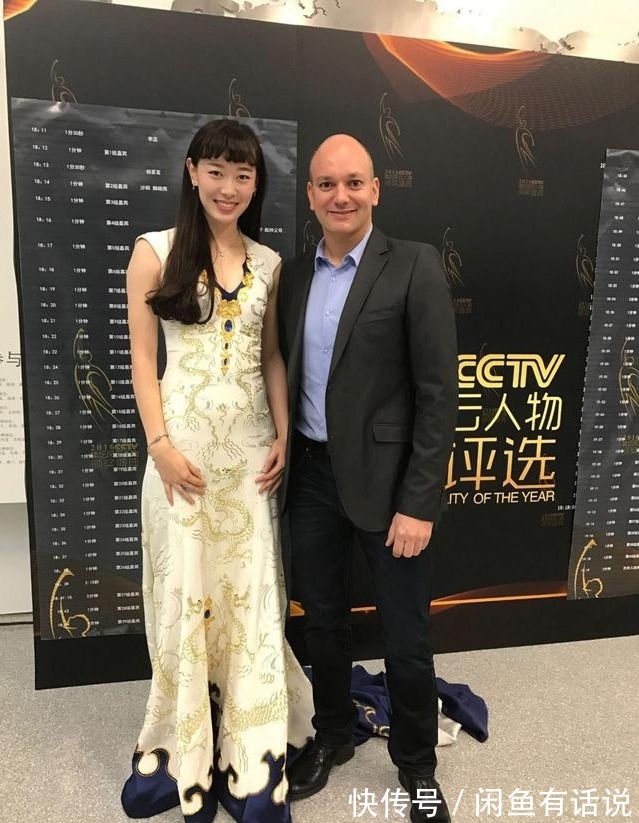 孙一文|孙一文霸气亮相,穿一袭“龙纹长裙”太惊艳,奥运冠军也是洋气人