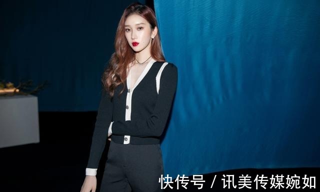刘令姿|都说刘令姿是“超模身材”,穿针织衫配长裤比例惊艳,优雅又干练