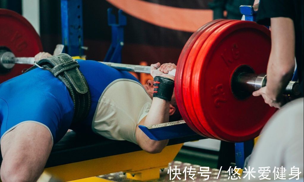 手腕|这4个健身装备,并不适合新人使用,提升基础力量实现增肌效果