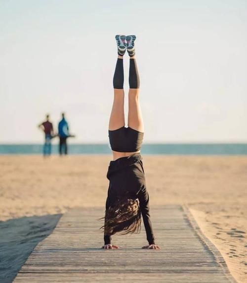 膝盖|瘦手臂其实并不难,不妨试试练习瑜伽,甩掉脂肪,塑造线条感