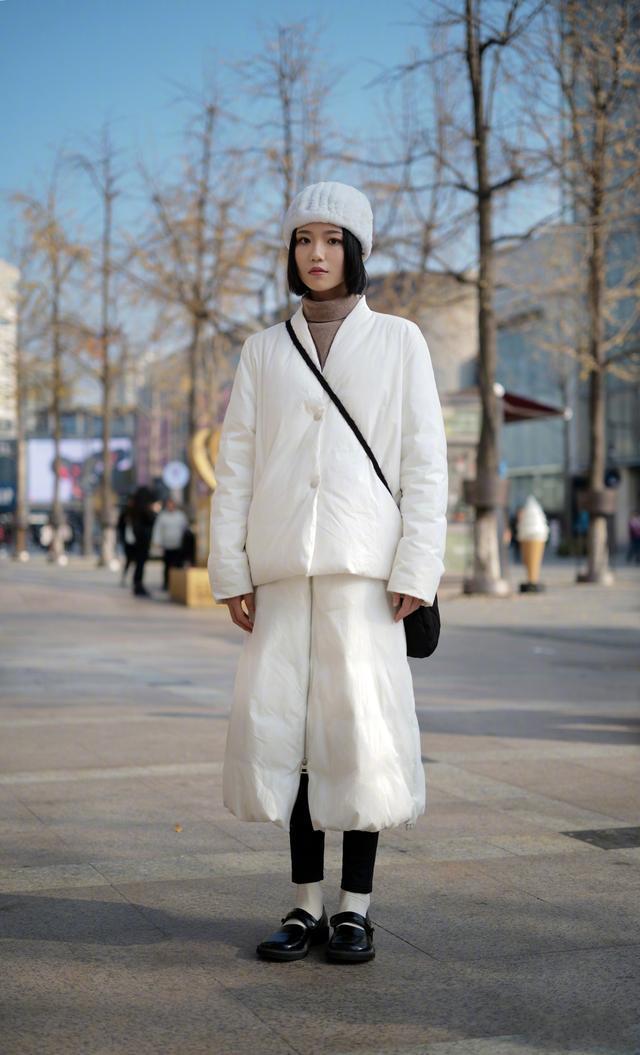 混搭 最近流行一种“混搭穿法”,叫“羽绒服+半裙”,小个子也适合