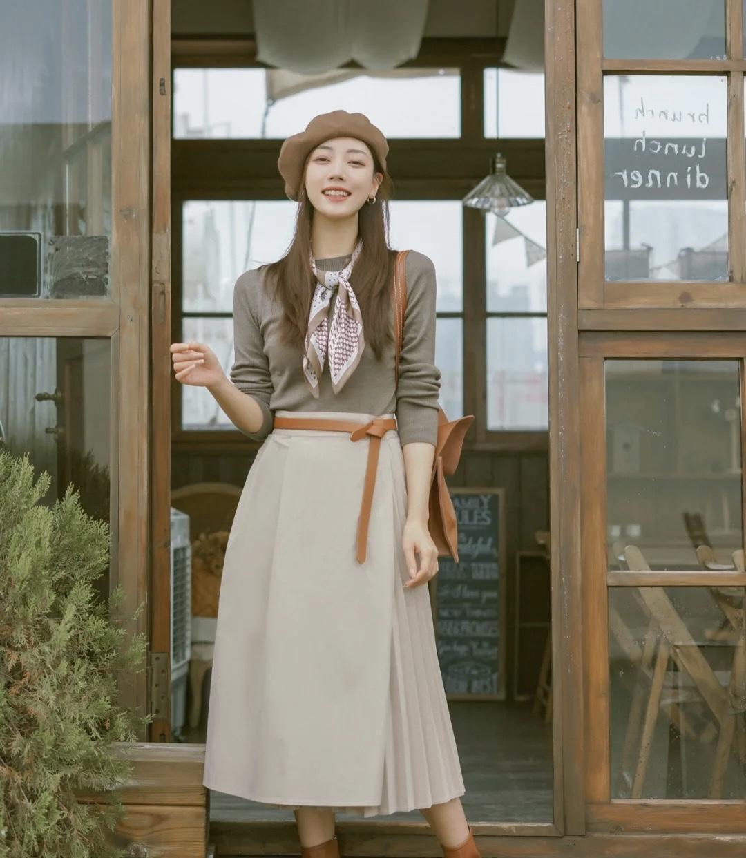 半身裙 秋冬季节怎么穿?针织开衫搭配百褶半身裙温柔优雅,美出了新高度