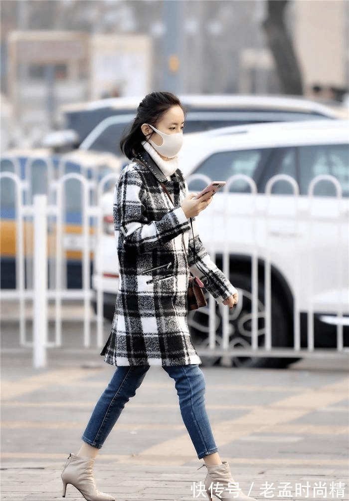 短靴|冬季选择紧身牛仔裤搭配尖头细跟短靴,精致时尚,衬托骨感身材