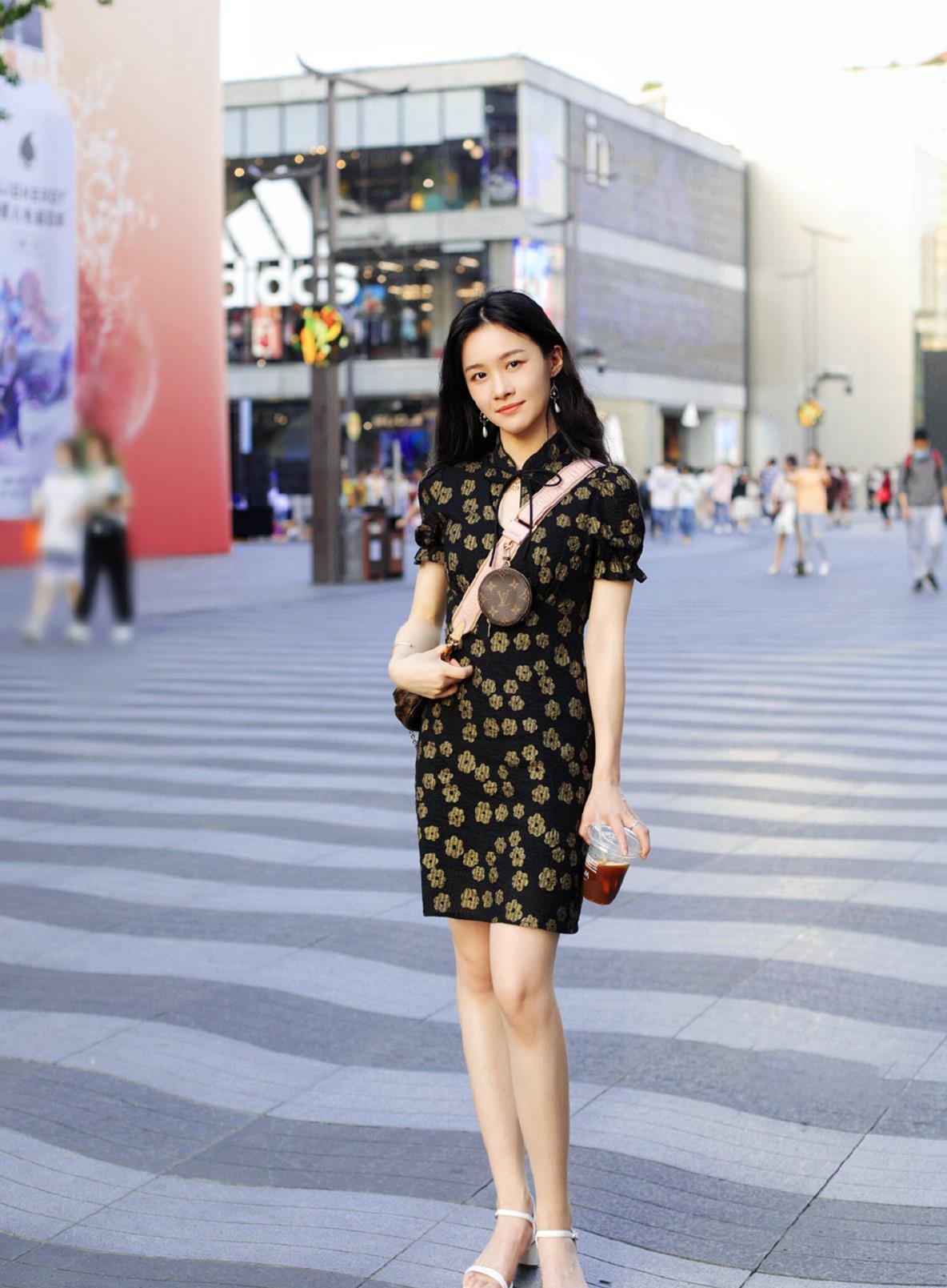 女人|女人周末不要乱穿,逛街搭配要与场景结合,这三种搭配形式很实用