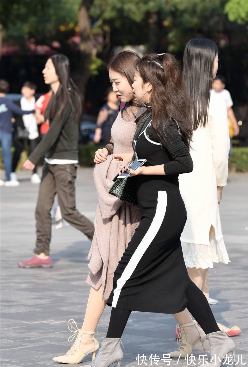 身材高挑 和姐妹逛街，都搭配选择尖头细跟短靴，色彩和款式有些差别