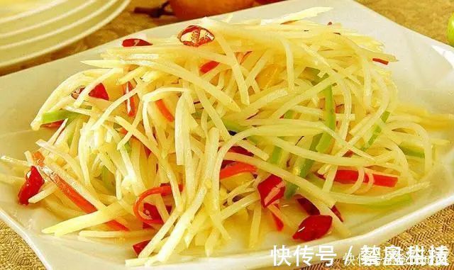 炒土豆丝前,用水冲洗是错误的?大厨教你3招,爽脆不粘锅!