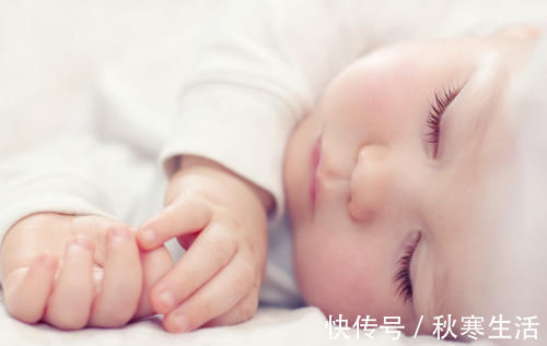 皮肤瘙痒|摇头撞头抓耳朵,宝宝是在传递什么信号?有4点需要先行排查