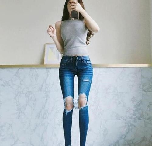 美女|牛仔裤美女尽显成熟女人味,身材高挑充满活力,让人一眼难忘