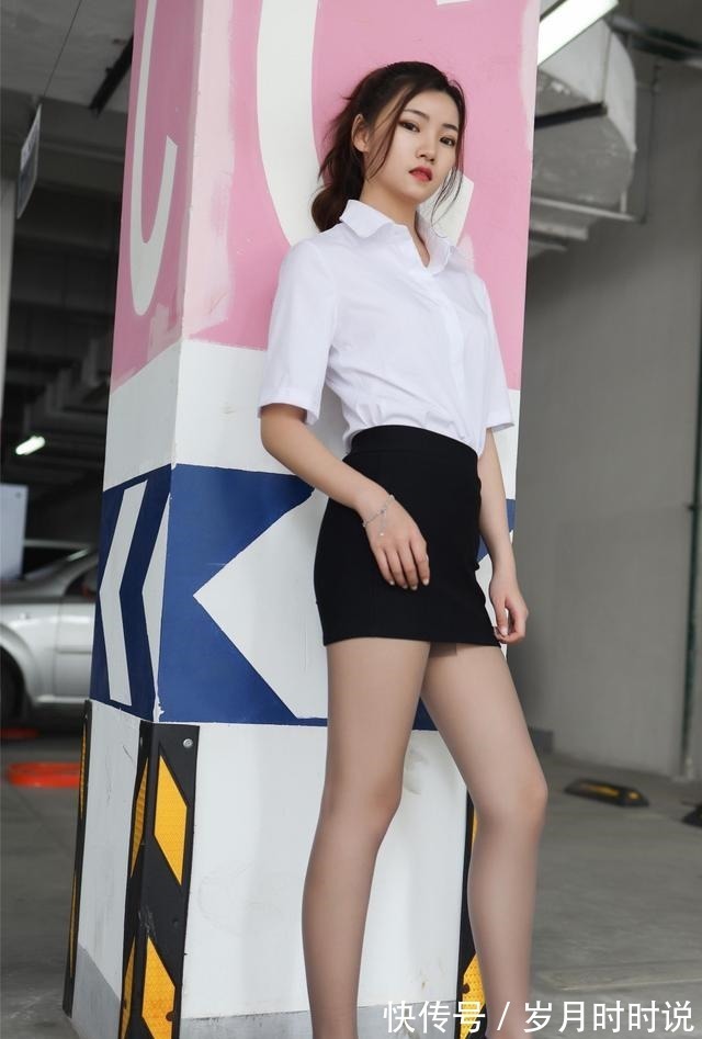 白衬衫 冷白色的短袖衬衫,搭配黑色的短裙十分的干练,日常上班都可以!