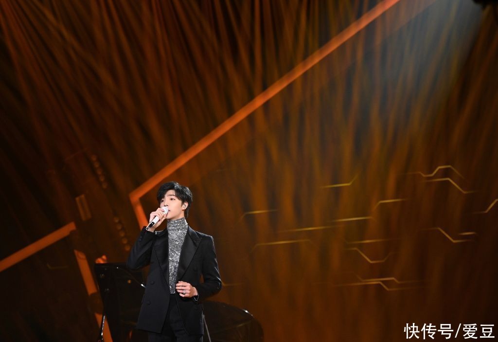 210130 陈立农亮相颁奖晚会演唱《年少无邪》四项提名中荣获“最受欢迎新人”奖项