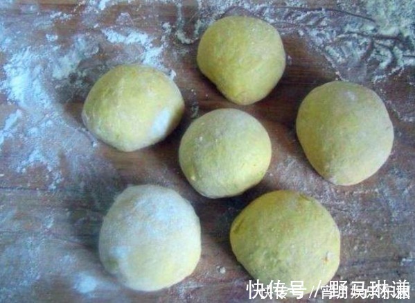 做南瓜饼时,只加糯米粉可不行,少了“1种”,口感不好且难吃