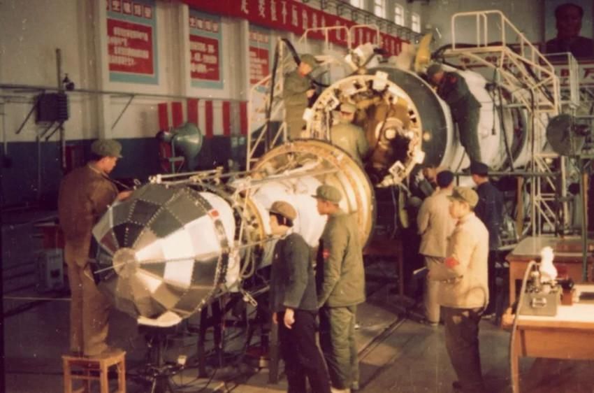 东方红 50年前我国发射的东方号一号卫星,现在在哪里,可以回收吗