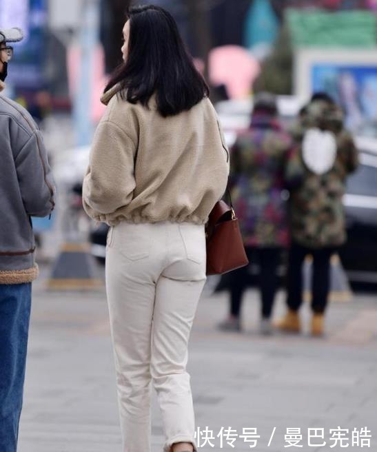 灰色|牛仔衬衫搭配灰色打底裤,青春靓丽,活泼可爱