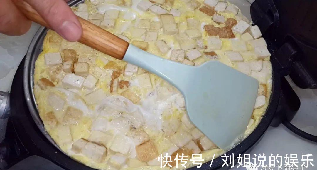 肉末豆腐煎饼|豆腐鸡蛋饼做法，锅里一焖，比吃红烧肉还香，上桌连汤子都不剩