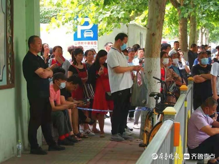 守候|有一种爱叫考场外的等待：开考后山师附中送考家长原地守候