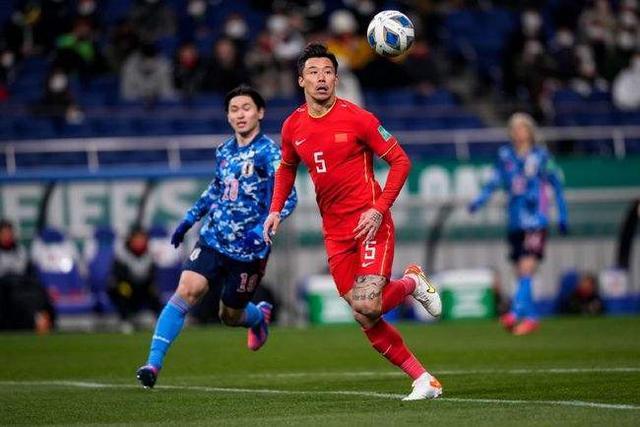 黄健翔|国足0-2日本队,黄健翔赛后揪出最大水货,拖李霄鹏后腿太坑了