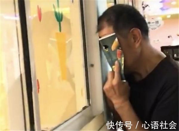 幼儿园|幼儿园不允许探视,爷爷想了一个办法,网友:好可爱的爷爷