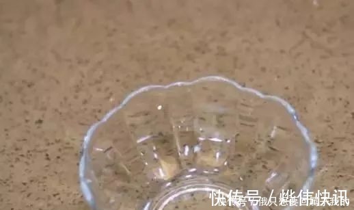 衣服|洗衣服时别只放洗衣液,多放一碗它,不用搓洗,衣服干净如新!