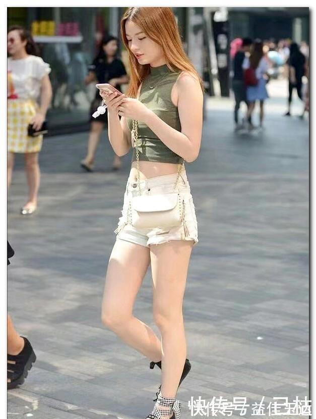 气质|街拍吊带黑色连衣裙的美女，显得高冷气质更具魅力