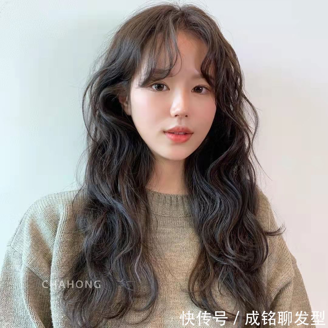 卷形|别再烫大波浪了,今年流行“法式羊毛卷”,显发量又小颜,超洋气