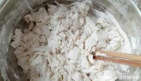 夏天|夏天饺子皮在我家这样吃 上锅一蒸就能吃 鲜香解嫩比凉皮香