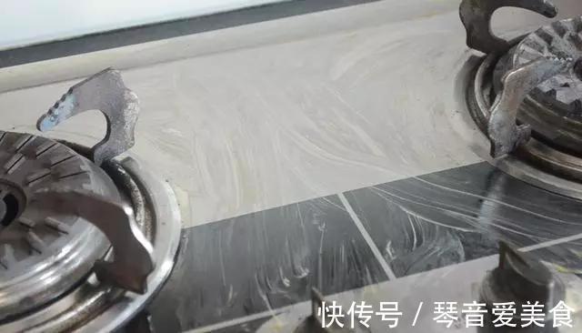 厨房|用完的牙膏管别扔掉,放在厨房一年能省不少钱,邻居见了纷纷学