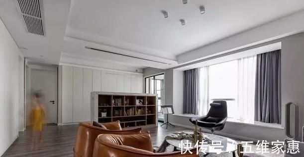 背景墙|参观135平米新房装修,完工效果比样板房漂亮,客厅大飘窗超实用