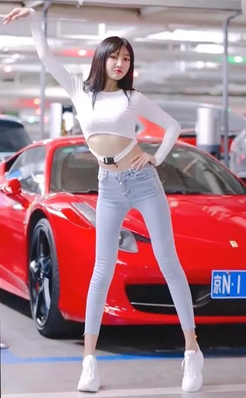 紧身牛仔裤|高腰T恤搭上紧身牛仔裤，塑造女人羡慕的好身材