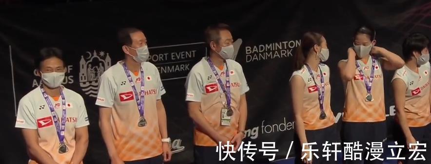 国羽|五星红旗在丹麦升起,国羽携手登上领奖台,高唱国歌,日本队失落
