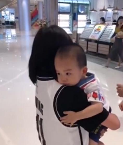 儿子|儿子紧紧抱住陌生阿姨不撒手，亲妈出现后愣住了两个妈妈