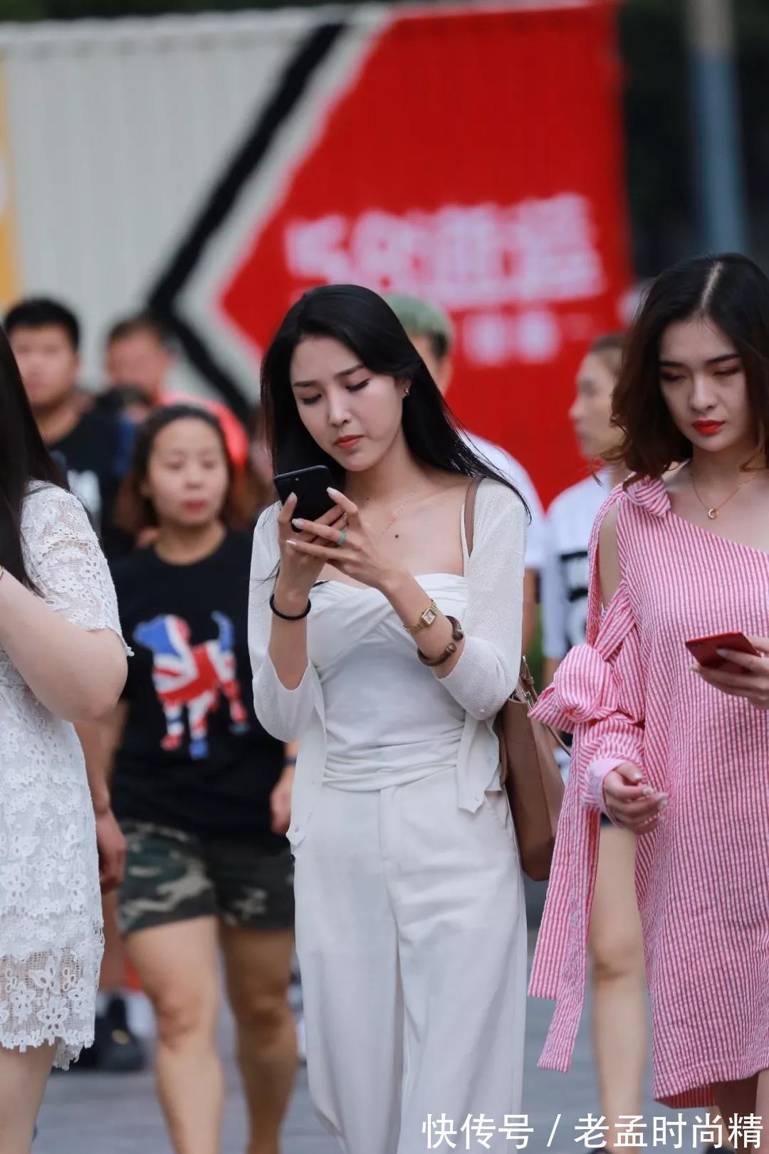 长裤 街拍:动人的容颜不俗不凡穿白色长裤的性感漂亮美女