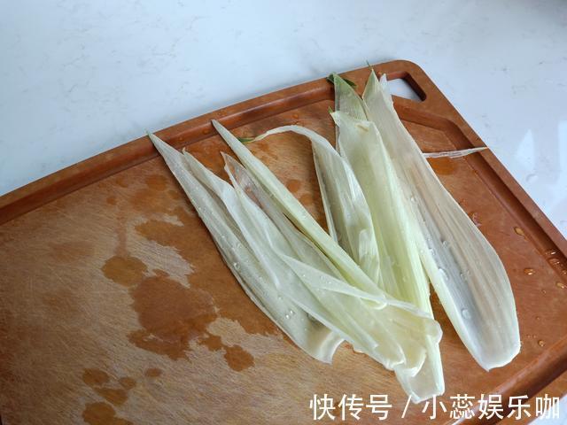 苞谷粑粑|又一网红小吃火了!又香又糯冷了也不硬,老公一口一个往下吞