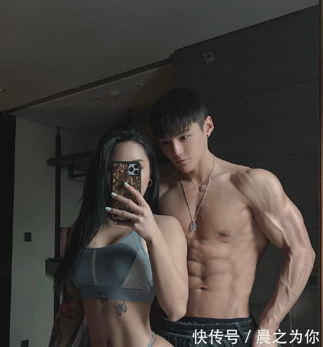 卷腹|中国“臀神”宋昱欣,老公也是健身达人,“倒三角”身材如何练