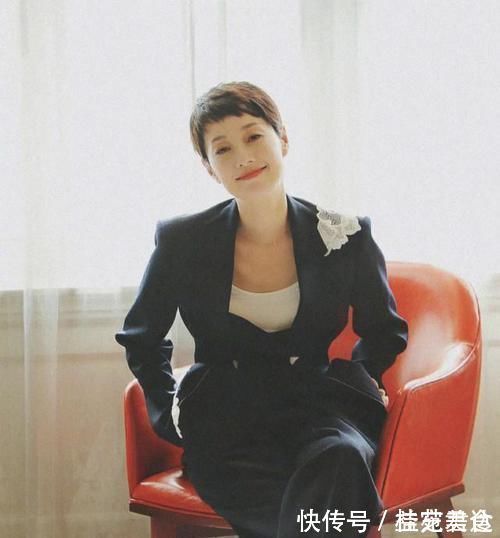 马伊琍|过了40岁的职场女人，建议剪这4款“贴耳短发”，显脸小又显气质