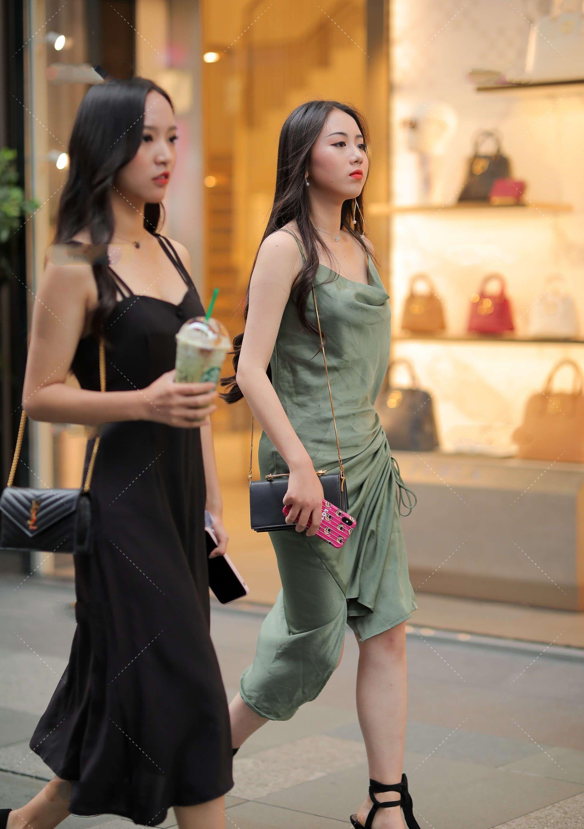 连衣裙穿搭很时尚,一件草绿色长裙,也是优雅又气质